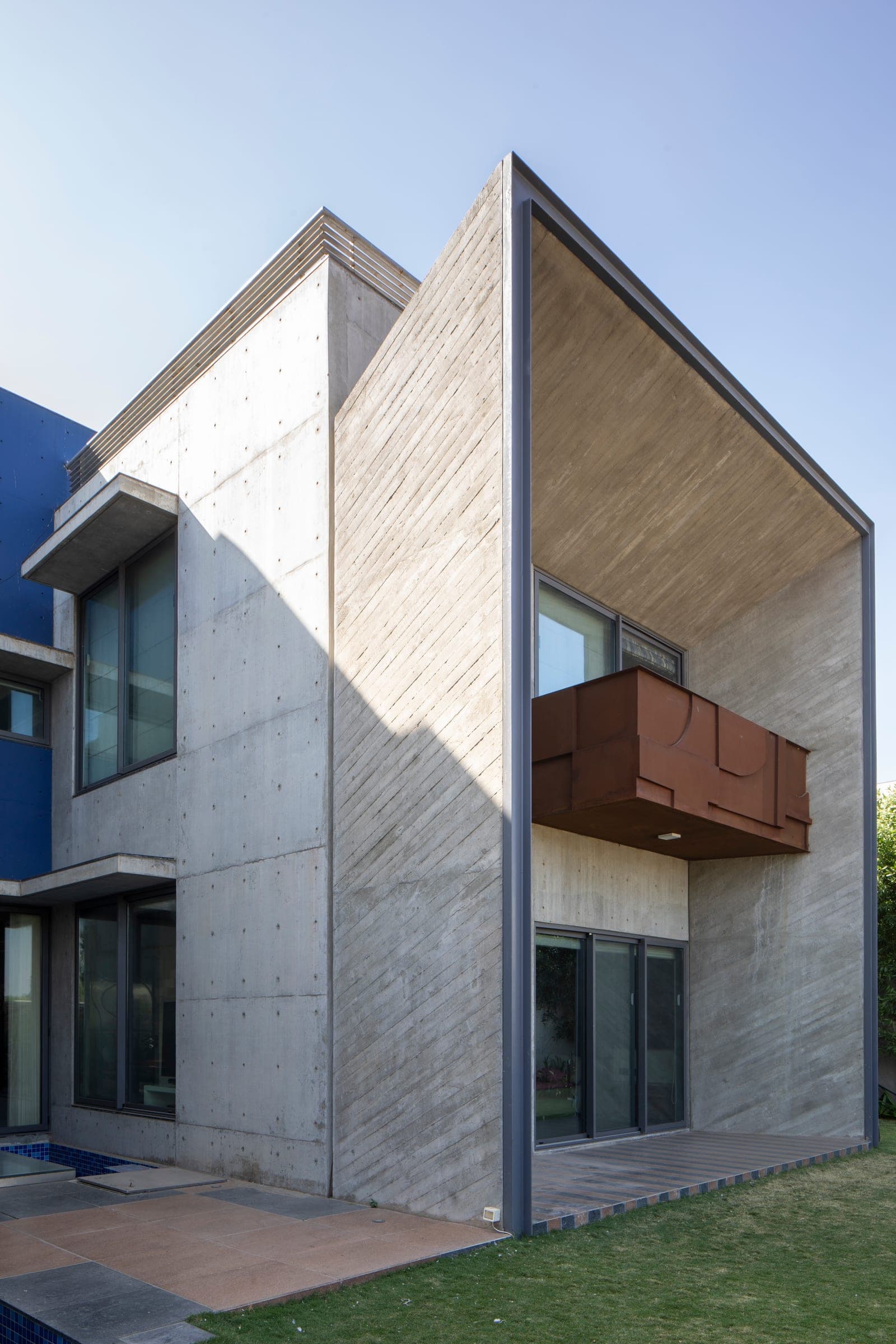 Ruchit Jani Residence — exterior day 04